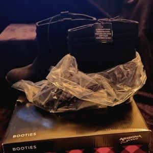 Black ankle boots. Pull on. So easy to wear.